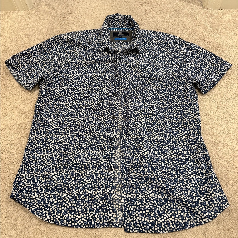 Men's Large  Blue and White Patterned Button Down Short Sleeve Shirt